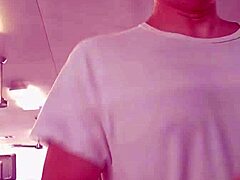 亚洲美女在公共健身房享受锻炼的自拍