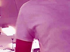 亚洲美女在公共健身房享受锻炼的自拍