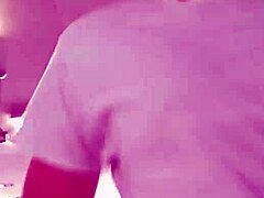 亚洲美女在公共健身房享受锻炼的自拍