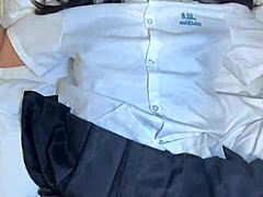 瘦18岁泰国学生穿校服被大老外鸡巴粗暴内射后呻吟