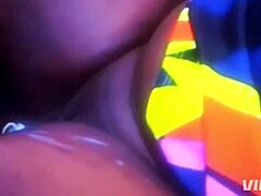 大婊子尖叫，巨大黑鸡巴操她的逼！