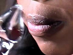 Lil用玻璃假阳具独自玩耍