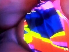 大婊子尖叫，巨大黑鸡巴操她的逼！