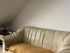 沙发上用假阳具干！