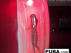 热辣的Kendra Cole享受放松的淋浴时光