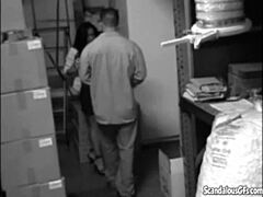 热辣宝贝在仓库吸吮和操 😈