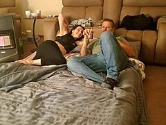 Bigjoefuckalot饥渴继妹舔和骑快速性爱伴呻吟和颜射。😏