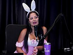 摩雷纳·萨法达展示口交、奶子和美味小逼，在说不舒服唾液后 - 艾丽斯·瓦斯康塞洛斯观看Sheer Red复活节特别