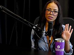 摩雷纳·萨法达展示口交、奶子和美味小逼，在说不舒服唾液后 - 艾丽斯·瓦斯康塞洛斯观看Sheer Red复活节特别