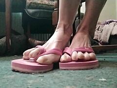 Look At These Huge Talons On Exotic Feet!