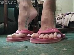 Look At These Huge Talons On Exotic Feet!