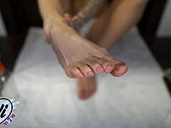 黑发妹足控特写