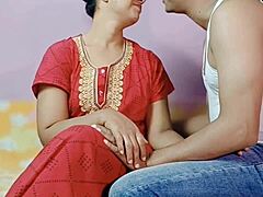 我看到这个性感印度女孩操她最好的朋友