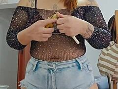 fazendo live com shorts socado no cu