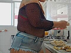 fazendo live com shorts socado no cu