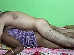 成熟印度家庭主妇和男友在床上疯狂 😍