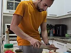 cocino tortilla, me pajeo y corro sobre comida?