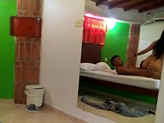 饥渴荡妇在汽车旅馆被抱起操