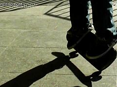 公共隔离区年轻骚妹弯腰猛操