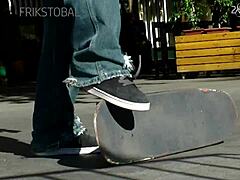 公共隔离区年轻骚妹弯腰猛操