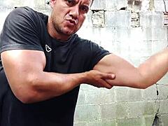 Yuri Gaucho健美男手撸爆射