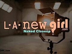 迷人棕发美女展示性感身体