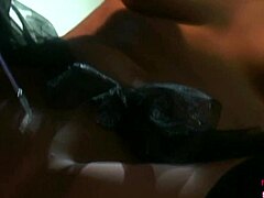 我看一个性感女同性恋女士用假奶玩弄她火辣的朋友