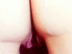 自拍老妻掰开光溜骚逼和大屁股抹油湿透暴露狂