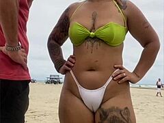 年轻非洲妹海滩向奶酪贩闪逼