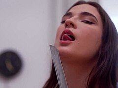 看看这个甜美女孩圆圆的屁股！