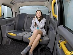 她求我在假出租车里操她的逼