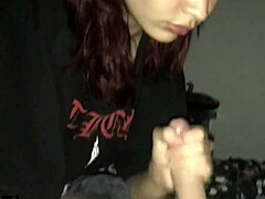 Mi Hermanastra Se Arrastra Bajo Las Sabanas Y Me Da Una Mamada