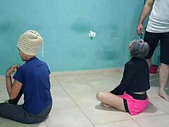 操，那些变态拉丁继姐妹在家庭床上被手指和肏干，禁忌西班牙式