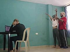 操，那些变态拉丁继姐妹在家庭床上被手指和肏干，禁忌西班牙式