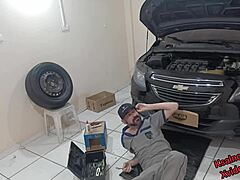 骚老板娘勾引修车工车间内射屁股脏话自慰制服偷窥