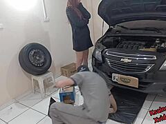 骚老板娘勾引修车工车间内射屁股脏话自慰制服偷窥