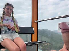 妹子公转轮上撸巨屌吞精