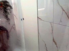 ma che fai con quel cazzo enorme in doccia a casa della matrigna - sega rischiosa?