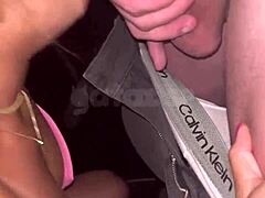 Casada fucks macho dotado in swing cabin front of cuckold husband.