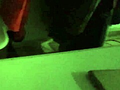 Espiando a mi madrastra en su habitación 😏