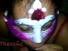 I love this safada chupando and punhetando to tirando leite from piroca in lingerie.