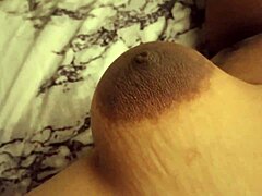 Espiando a mi madrastra en su habitación 😏