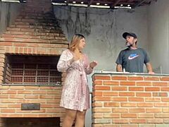 A Patroa Pediu Pro Pedreiro Olhar A Descarga Só Pra Ficar Sozinha Com Ele No Banheiro. Ela Ficou Soltinha No Casal Toilet Encounter.