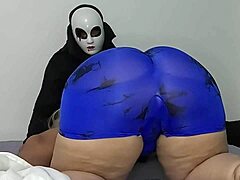 Hijastro recibe mamada de madrastra después de fiesta de halloween