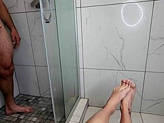 性感少妇淋浴用可爱脚趾撩大屌