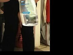 嘿，看胖熟女涂油挑逗短片