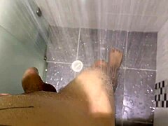 年轻哥伦比亚帅哥酒店阳台浴室双爆射巨屌自撸特写