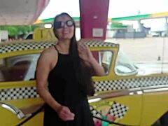 Minha namorada perdeu aposta e se masturbou dentro do restaurante e depois ficou pelada na rua