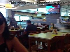 Minha namorada perdeu aposta e se masturbou dentro do restaurante e depois ficou pelada na rua