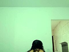 Gostosa dancing funk putaria showing her tasty peitinhos for the camera - so hot and sexy!